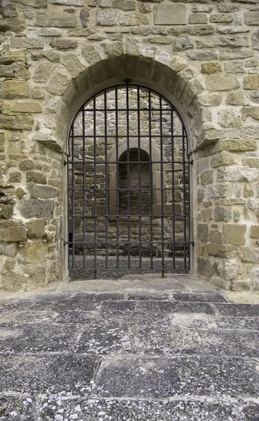 Detail Des Mittelalterlichen Bogens Mit Metallgitter Verschlossen — Stockfoto