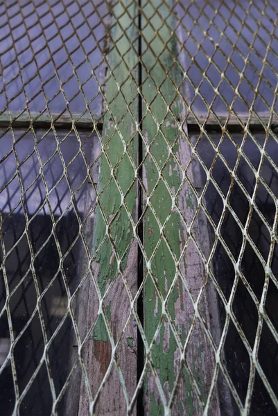 装飾された金属保護フェンスの詳細 形状を持つ塗装鋼 — ストック写真
