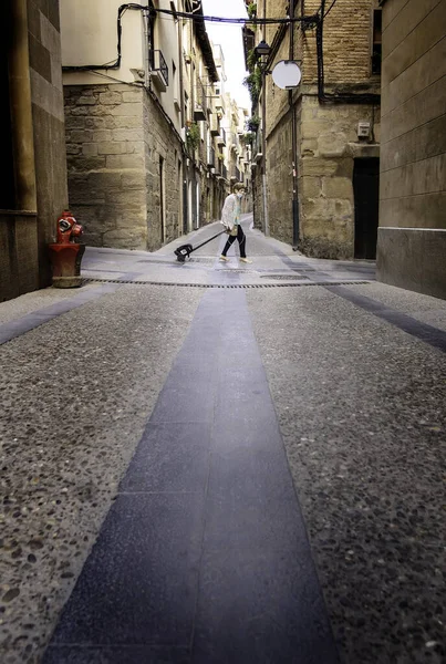 Dettaglio Una Donna Anziana Malata Che Cammina Attraverso Una Città — Foto Stock