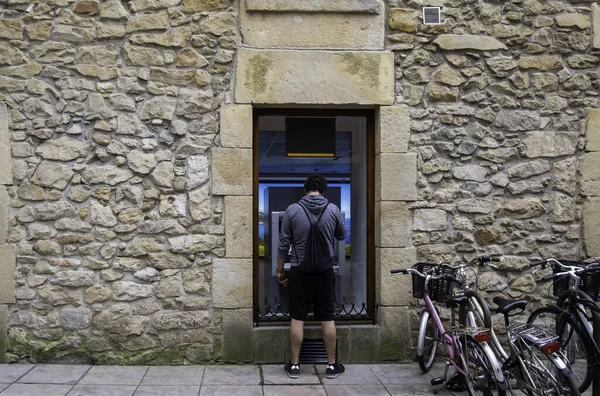 Detail Van Een Jongeman Die Geld Uit Een Bank Haalt — Stockfoto