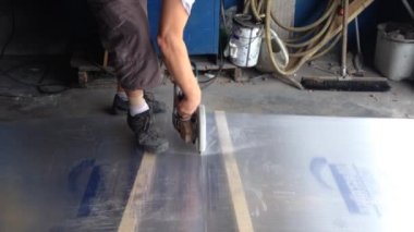 çalışan bir testere ile kesme