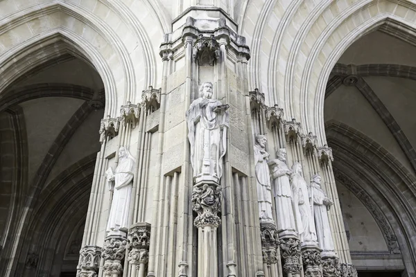 Statues en pierre dans une église — Photo