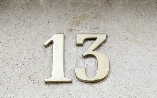 On üç numaraya bir duvar