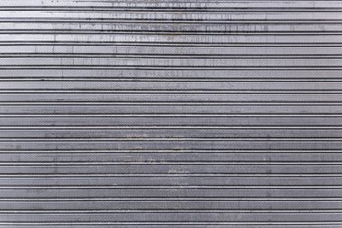 Paslı metal kapı kapandı