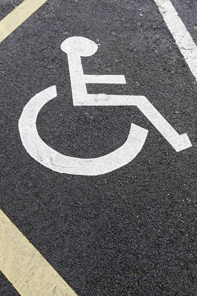 Señal para discapacitados sobre asfalto — Foto de Stock