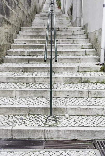 Escaliers anciens à Lisbonne — Photo