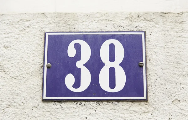 Numnero trettio åtta i väggen på ett hus — Stockfoto
