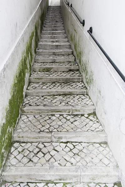 Escaliers anciens à Lisbonne — Photo