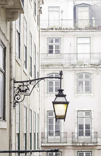 Старая уличная лампа на классическом фасаде в Лиссабоне — стоковое фото