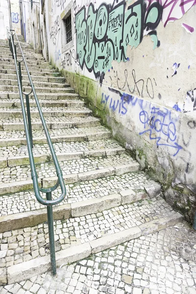 Treppe im viertel alfama, lisbon — Stockfoto