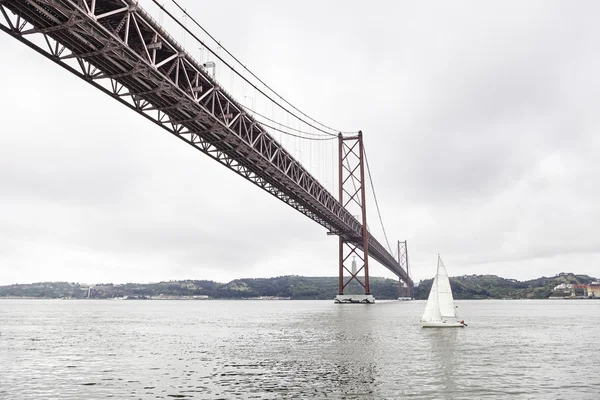 Ponte di metallo a Lisbona — Foto Stock
