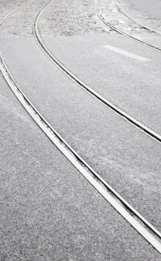 Lizbon sokakta tramvay izler