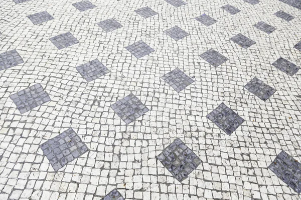 Типичный каменный пол Лиссабона — стоковое фото
