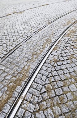 Lizbon sokakta tramvay izler