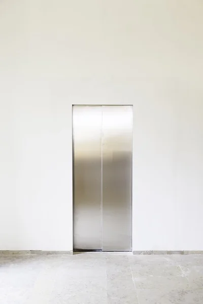 Moderní výtah s extrémní closeup zavřenými dveřmi — Stock fotografie