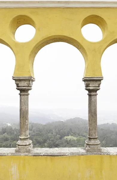 Alte gelbe Bögen im Palacio da Pena — Stockfoto