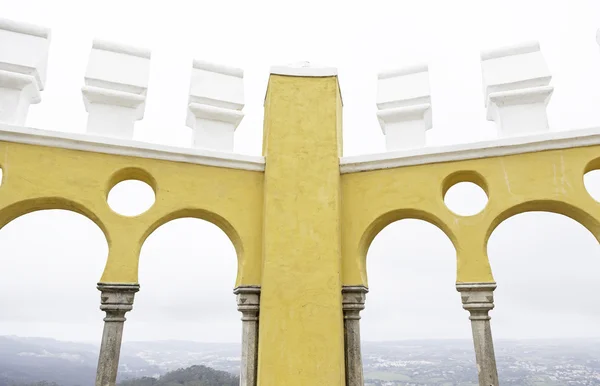 Starożytne żółte łuki w Palacio da Pena — Zdjęcie stockowe