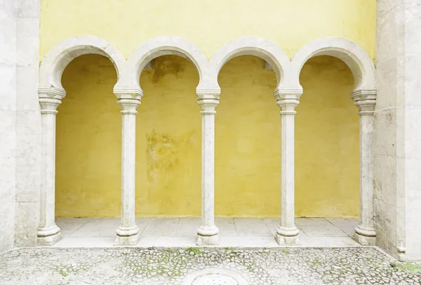 Anciennes arches jaunes dans le Palacio da Pena — Photo
