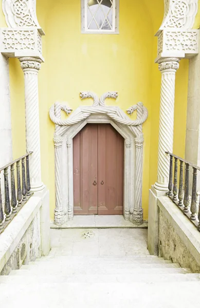 Oude deur ingericht in Sintra — Stockfoto