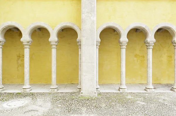 Starożytne żółte łuki w Palacio da Pena — Zdjęcie stockowe