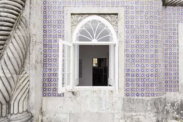 Старий фасад з типовими плитки з Лісабона — стокове фото