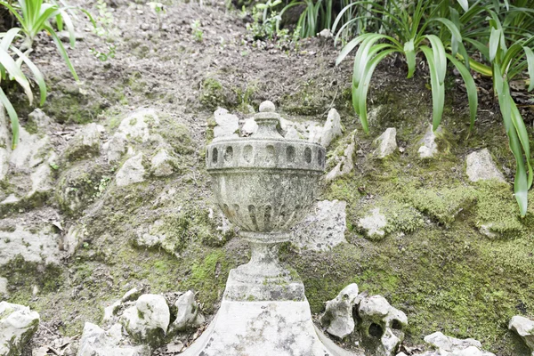 Statues en pierre dans un jardin à Sintra — Photo