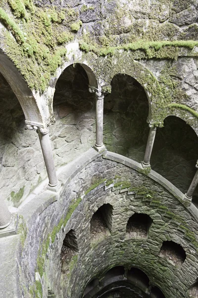 Der Einweihungsbrunnen der Quinta da Regaleira in Sintra, Portugal — Stockfoto