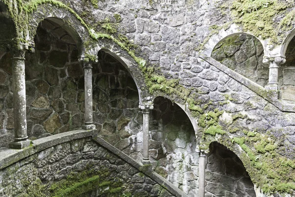 Der Einweihungsbrunnen der Quinta da Regaleira in Sintra, Portugal — Stockfoto