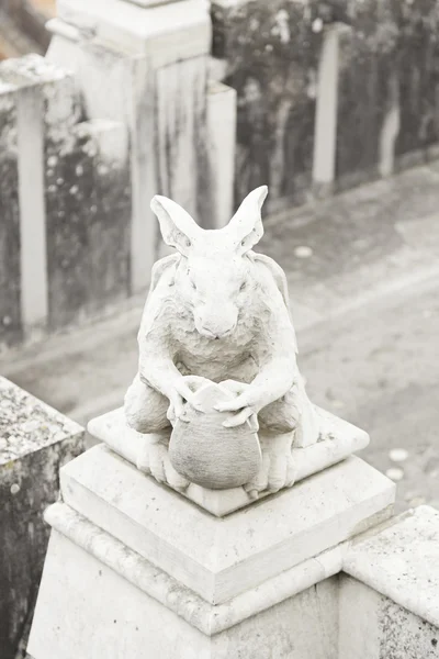 Antiga gárgula em forma de coelho — Fotografia de Stock