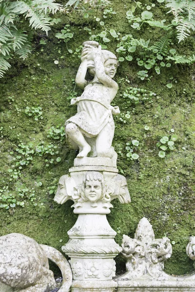 Stone beelden in een tuin in Sintra — Stockfoto