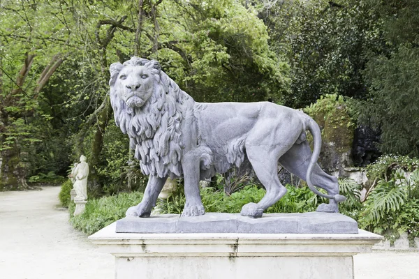 Lion standbeeld in een tuin — Stockfoto