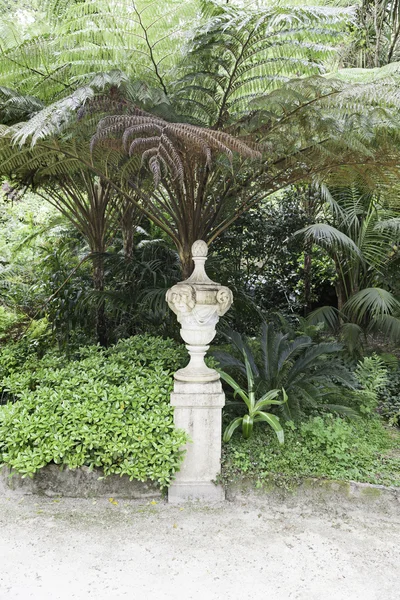 Steinstatuen in einem Garten in Sintra — Stockfoto