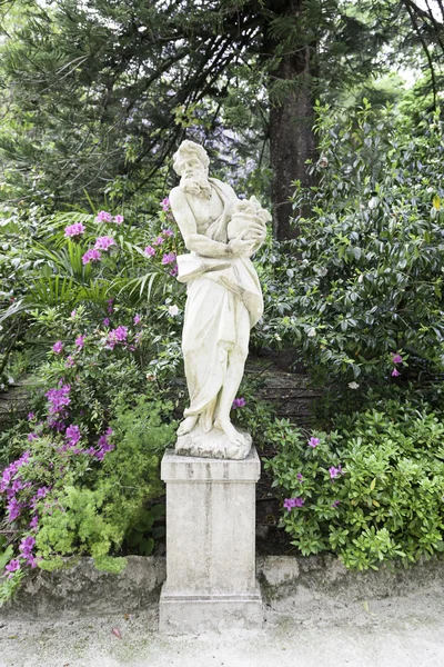 Статуї з каменю в саду в місті Sintra — стокове фото