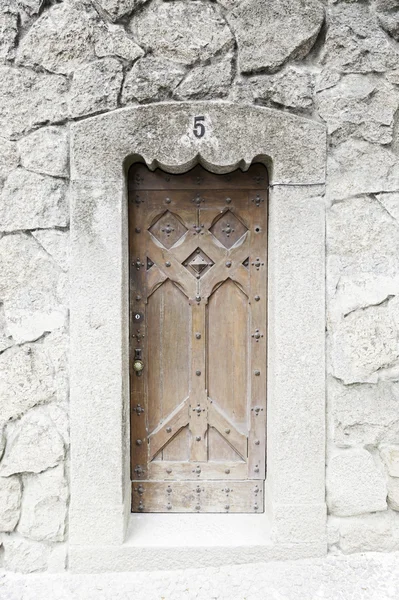 Vieja puerta de madera en una iglesia —  Fotos de Stock