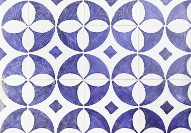 Duvar karoları ile tipik eski Lizbon