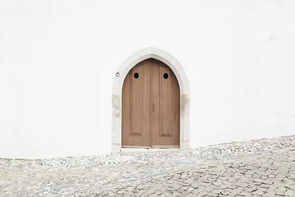 Velha porta de madeira em uma igreja — Fotografia de Stock