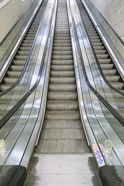 Escadas mecânicas interior — Fotografia de Stock