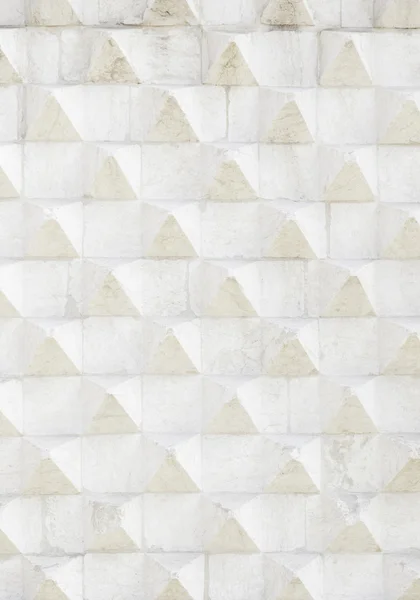 Каменная стена с рельефами треугольника — стоковое фото