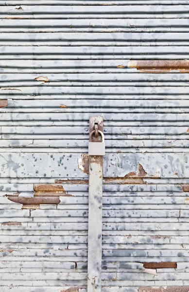 Tot spaanders wordt verwerkt en roestige metalen wand — Stockfoto