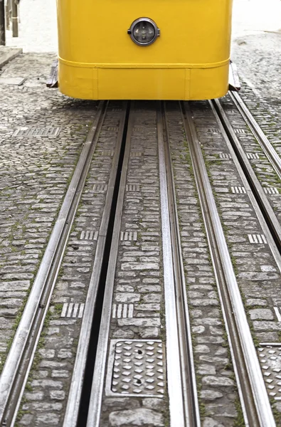 Vieux tramway jaune de Lisbonne — Photo