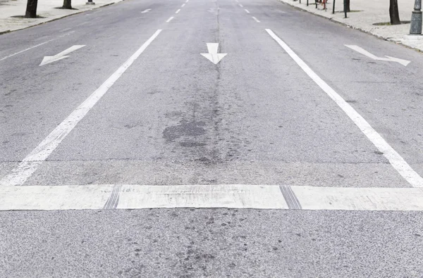Ok yönünü asfalt üzerinde — Stok fotoğraf