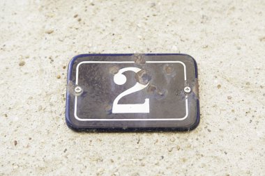 Bir evin duvarına iki tek numara