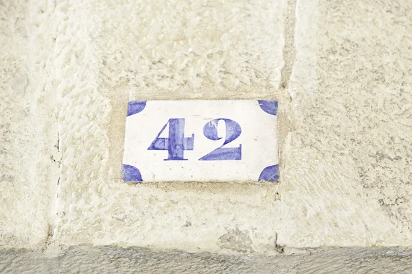 Nummer 42 på en vägg av ett hus — Stockfoto