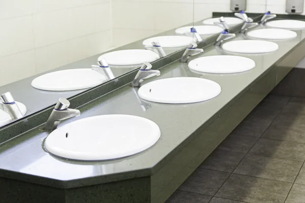 Νεροχύτες σε μια δημόσια τουαλέτα — Φωτογραφία Αρχείου