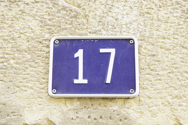 Número dezessete na parede de uma casa — Fotografia de Stock