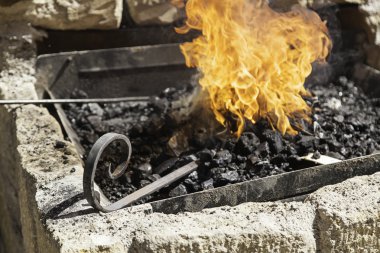 Alevler içinde bir forge