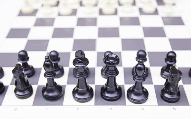 Parçalar halinde bir satranç tahtası