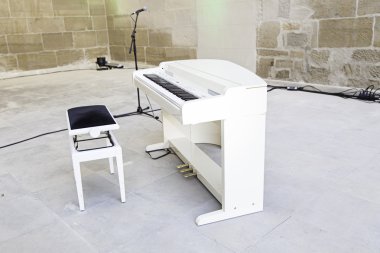 Sahne Alanı'nda beyaz piyano