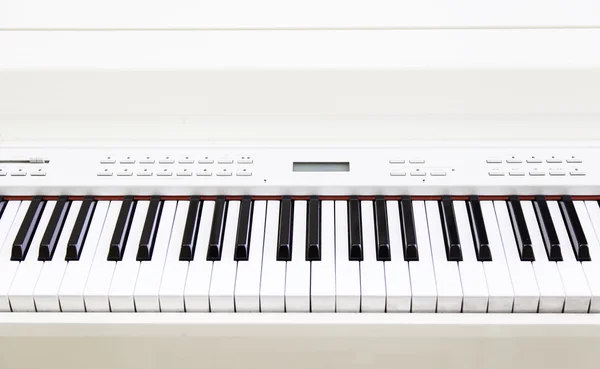 Bílý klavír na scéně — Stock fotografie