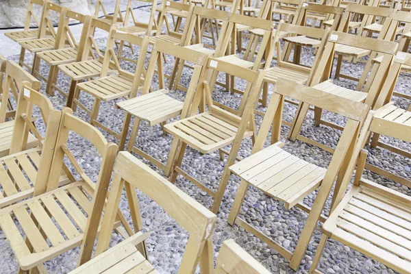 Дерев'яні стільці на концерті — стокове фото